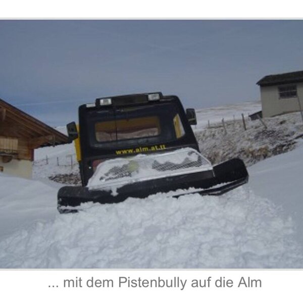 Anreise zur Alm mit dem Pistenbully im Winter.