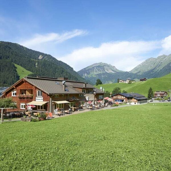 Außenansicht Schrannenhof mit herrlichem Blick auf die Bergwelt