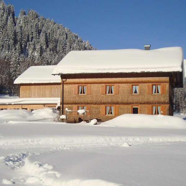 Direkt hinter unserem Hof erstrecken sich beste Langlauf- und Skatingloipen, die Wintersportfreunde zu unvergesslichen Erlebnissen im Schnee einladen.